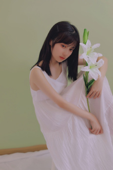 双乳挺拔圆润柔软挤压